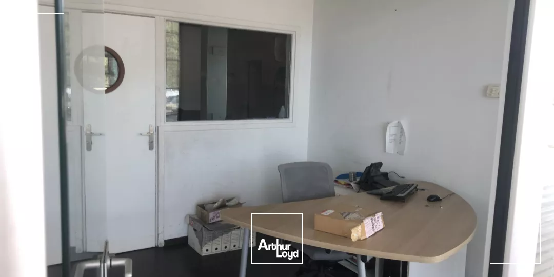 Local commercial avec grand showroom à louer au bord de la D113 Salon de Provence