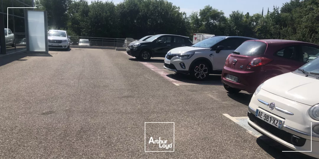 Local commercial avec grand showroom à louer au bord de la D113 Salon de Provence