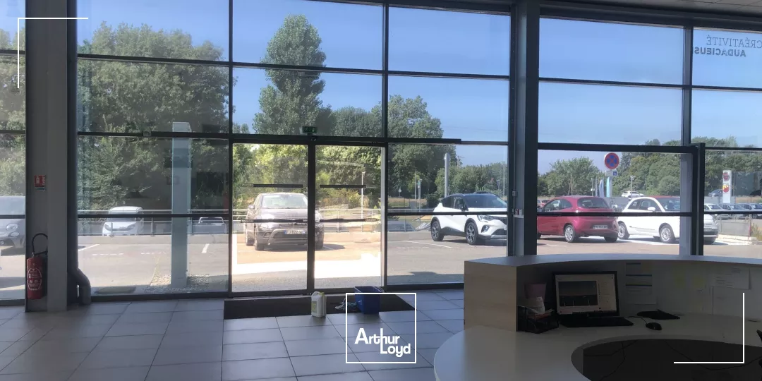 Local commercial avec grand showroom à louer au bord de la D113 Salon de Provence