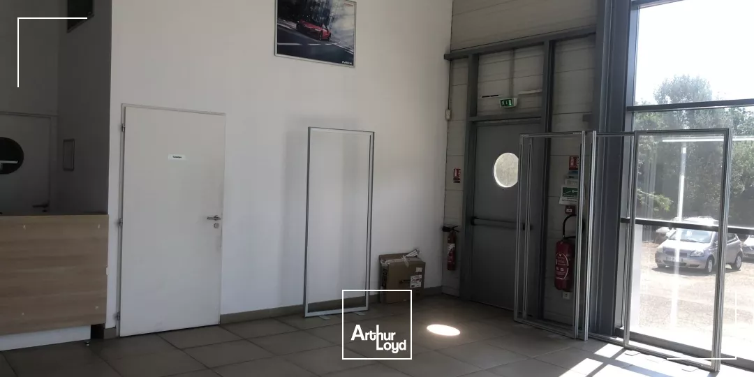 Local commercial avec grand showroom à louer au bord de la D113 Salon de Provence