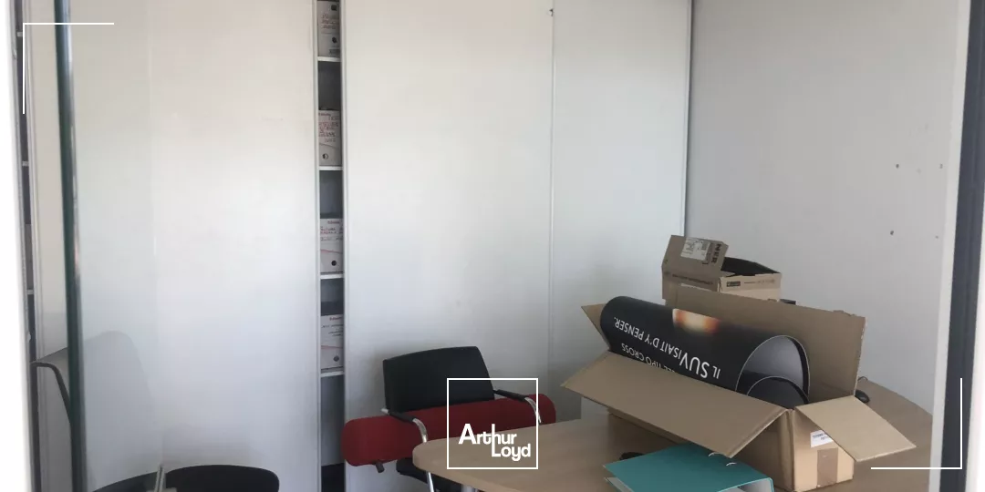 Local commercial avec grand showroom à louer au bord de la D113 Salon de Provence