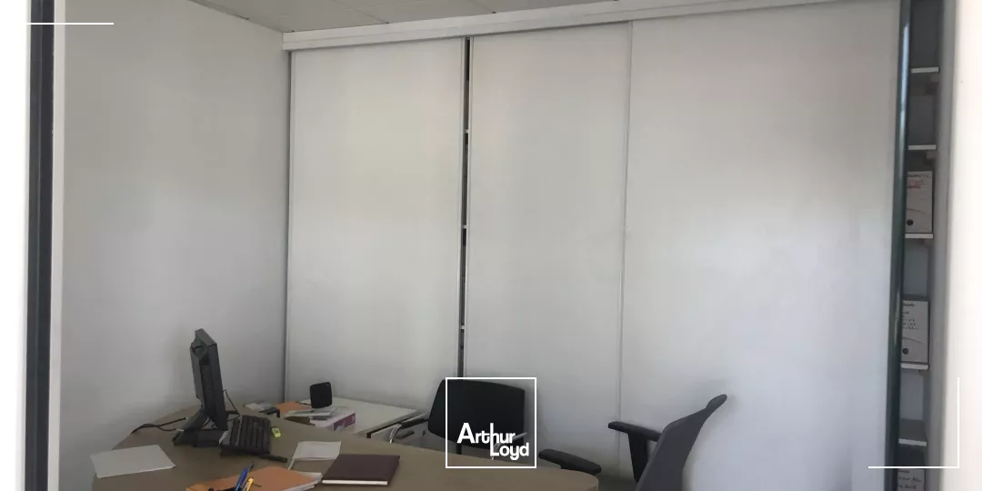 Local commercial avec grand showroom à louer au bord de la D113 Salon de Provence