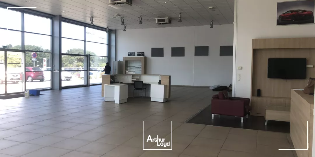 Local commercial avec grand showroom à louer au bord de la D113 Salon de Provence