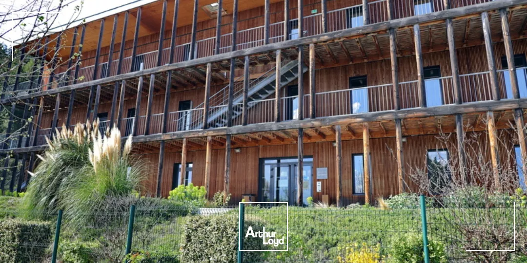 Proche centre d'Aix-en-Provence 527 m² de bureaux à louer, confort du bois, belle visibilité et nombreux emplacements de parkings.