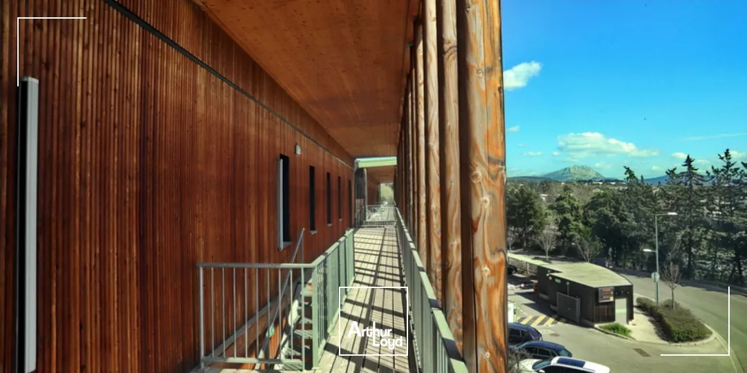 Proche centre d'Aix-en-Provence 527 m² de bureaux à louer, confort du bois, belle visibilité et nombreux emplacements de parkings.