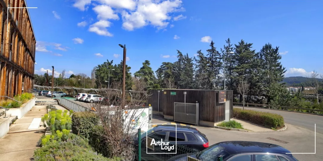 Proche centre d'Aix-en-Provence 527 m² de bureaux à louer, confort du bois, belle visibilité et nombreux emplacements de parkings.