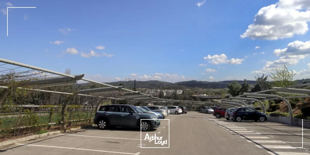 Proche centre d'Aix-en-Provence 527 m² de bureaux à louer, confort du bois, belle visibilité et nombreux emplacements de parkings.