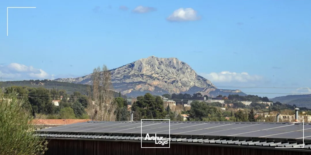 Proche centre d'Aix-en-Provence 527 m² de bureaux à louer, confort du bois, belle visibilité et nombreux emplacements de parkings.