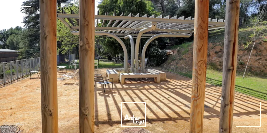 Proche centre d'Aix-en-Provence 527 m² de bureaux à louer, confort du bois, belle visibilité et nombreux emplacements de parkings.