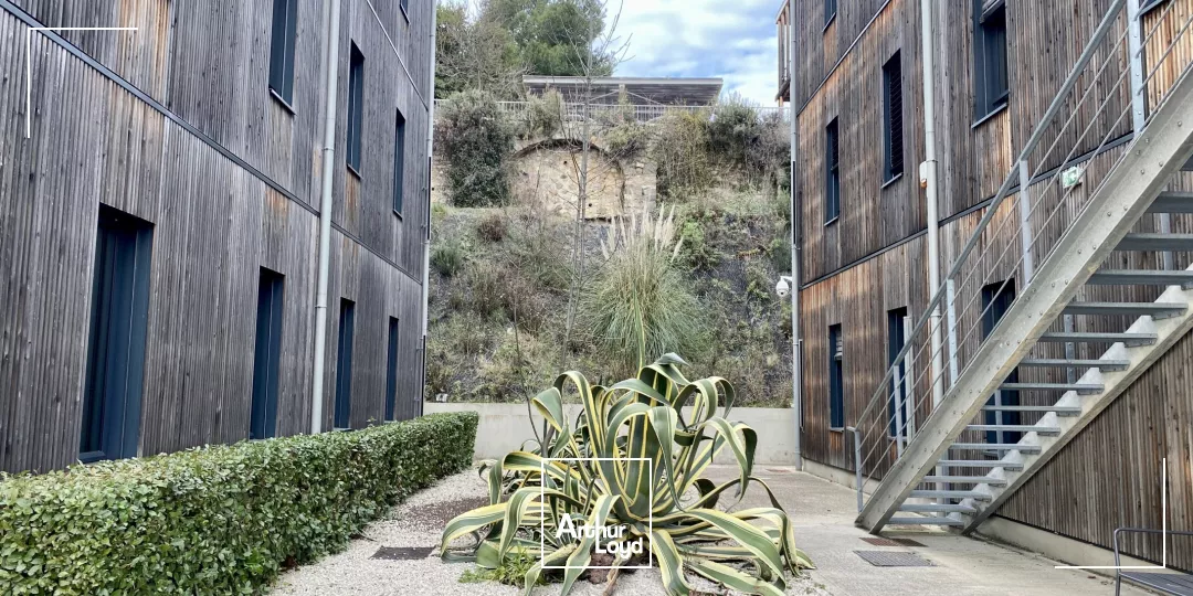 Proche centre d'Aix-en-Provence 527 m² de bureaux à louer, confort du bois, belle visibilité et nombreux emplacements de parkings.