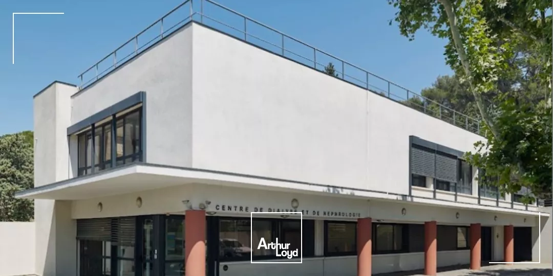 INVESTISSEMENT : IMMEUBLE INDÉPENDANT ENTIÈREMENT LOUÉ À VENDRE SALON-DE-PROVENCE