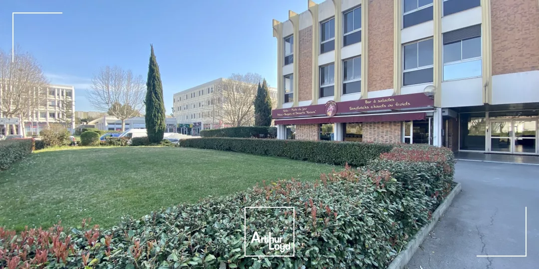 BUREAUX AVEC PARKING EN PIED D'IMMEUBLE AVEC ENSEIGNE