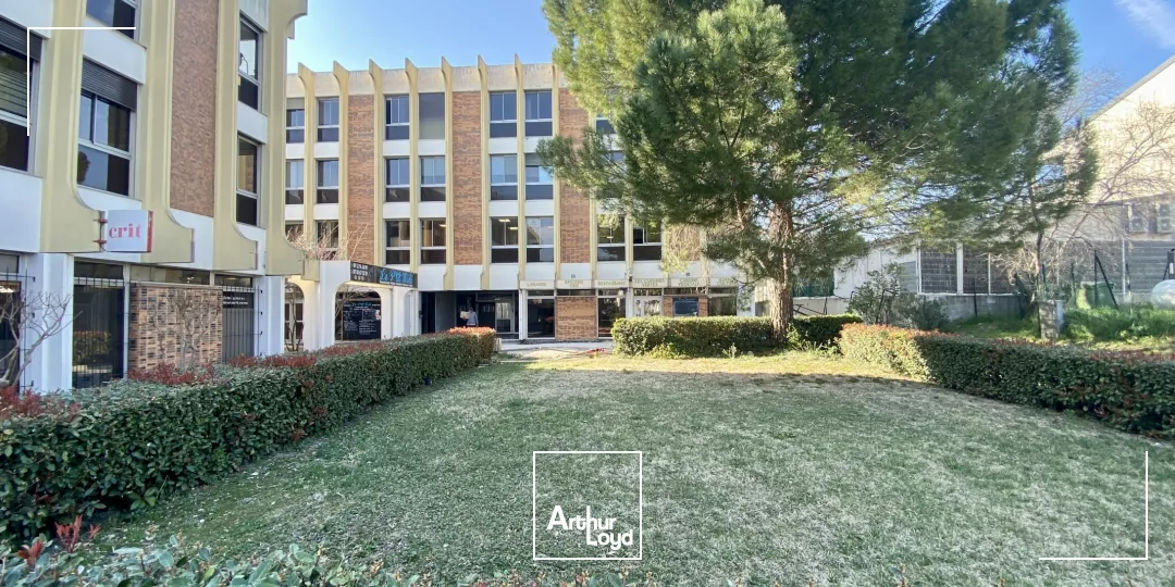 BUREAUX AVEC PARKING EN PIED D'IMMEUBLE AVEC ENSEIGNE