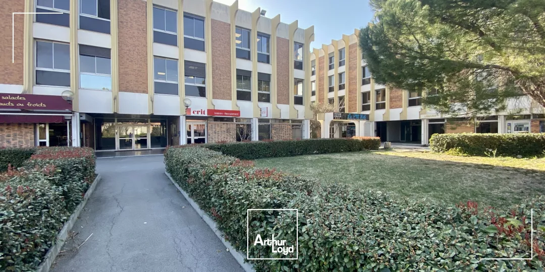 BUREAUX AVEC PARKING EN PIED D'IMMEUBLE AVEC ENSEIGNE