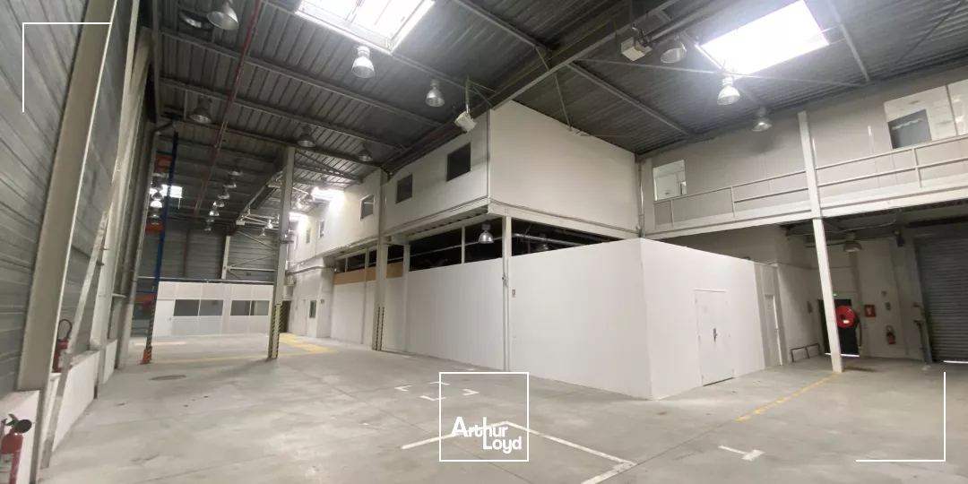 LOCAUX MIXTES ACCES POIDS-LOUDS