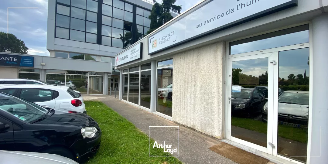 Bureaux a louer en RDC avec visibilité de la D9 et parking 