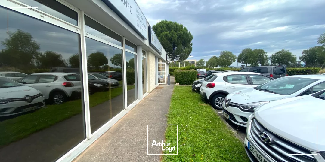 Bureaux a louer en RDC avec visibilité de la D9 et parking 