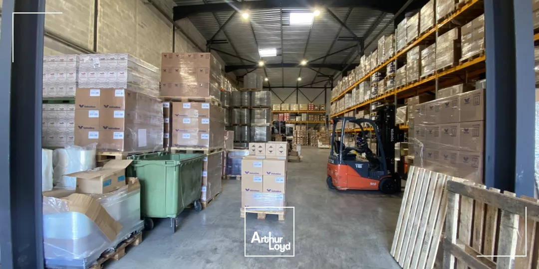 Entrepôts avec grande hauteur et bureaux à LOUER sur AIX EN PROVENCE