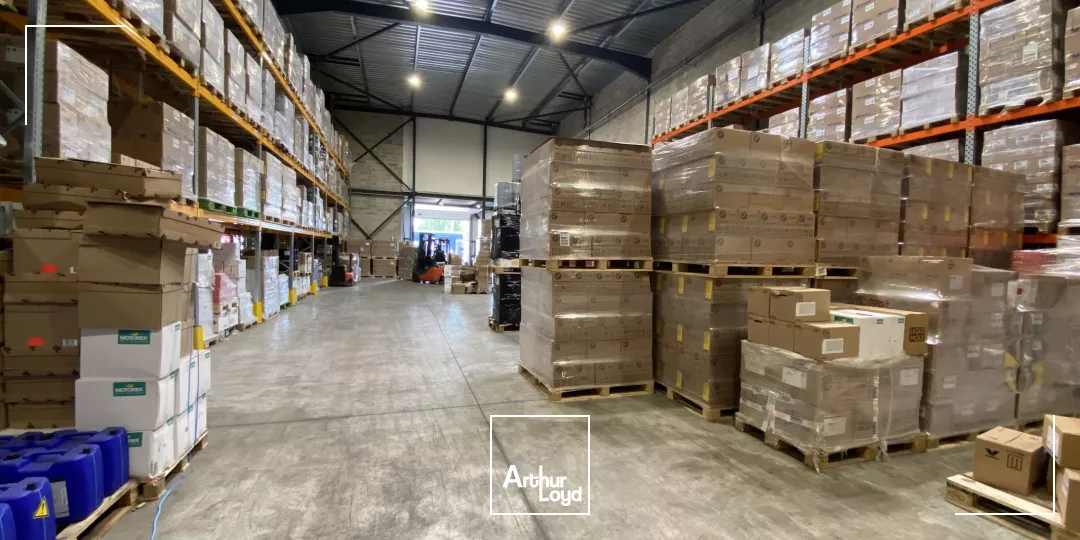 Entrepôts avec grande hauteur et bureaux à LOUER sur AIX EN PROVENCE