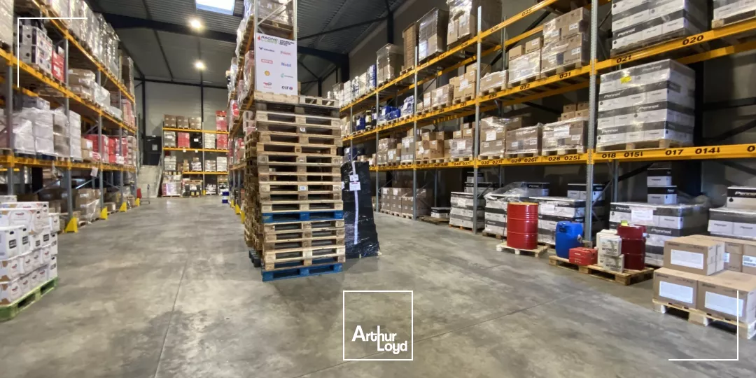 Entrepôts avec grande hauteur et bureaux à LOUER sur AIX EN PROVENCE