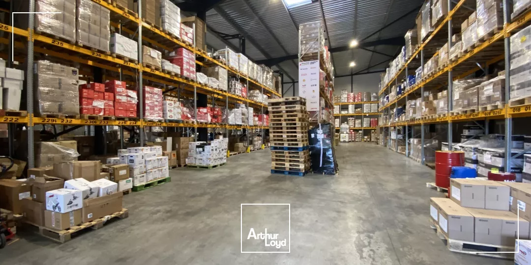 Entrepôts avec grande hauteur et bureaux à LOUER sur AIX EN PROVENCE