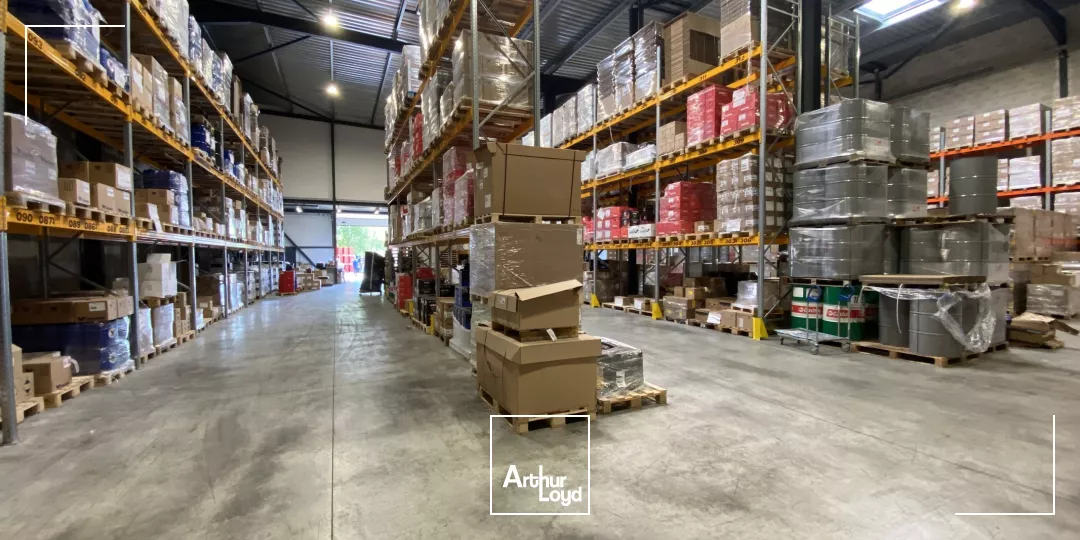 Entrepôts avec grande hauteur et bureaux à LOUER sur AIX EN PROVENCE