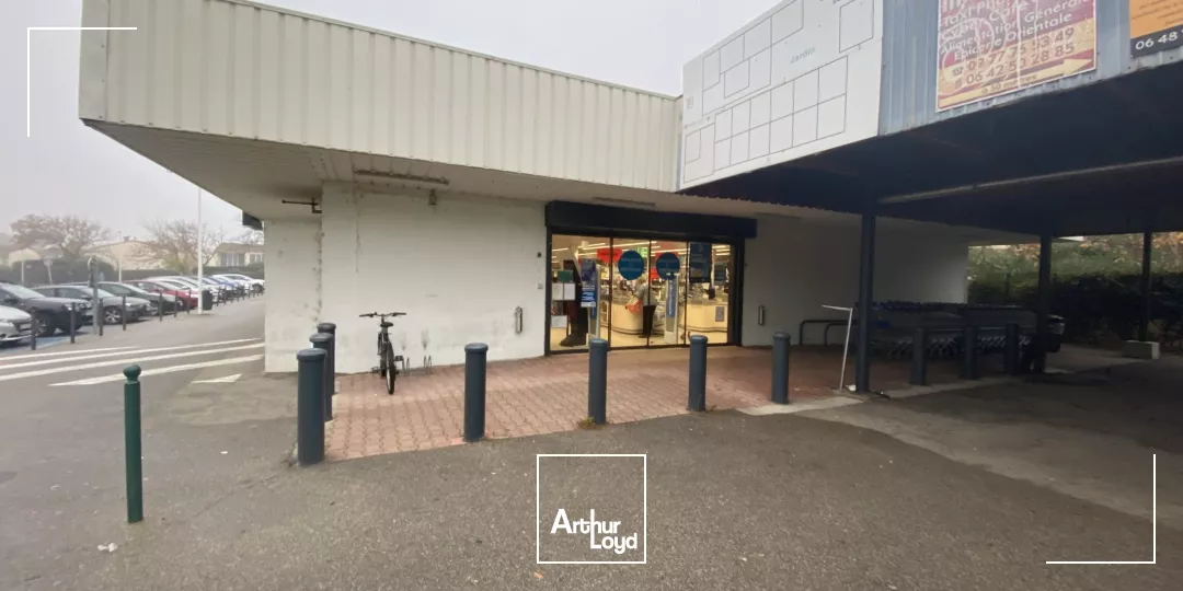 Local commercial 687m² à louer SAINT MARTIN DE CRAU 