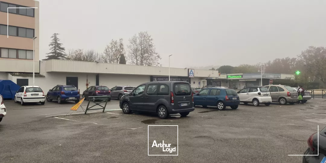 Local commercial 687m² à louer SAINT MARTIN DE CRAU 