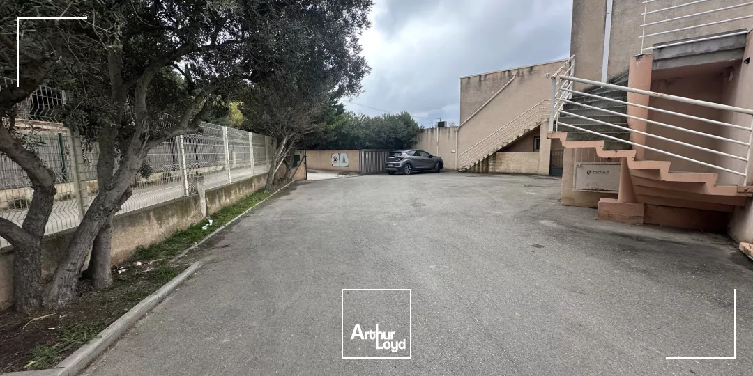 BUREAUX CLOISONNÉS EN BON ÉTAT MARIGNANE