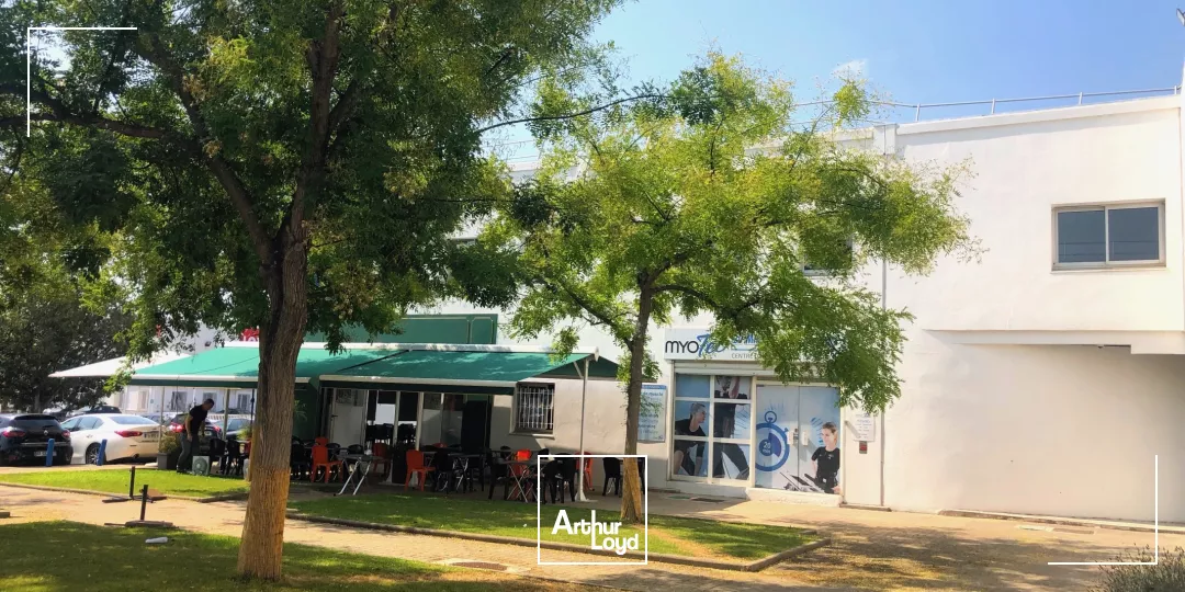 SURFACE EN RDC AVEC ENSEIGNE ET PLACES DE PARKING COMMUNES