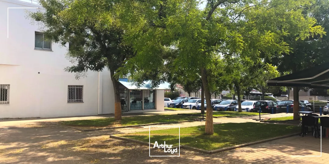 SURFACE EN RDC AVEC ENSEIGNE ET PLACES DE PARKING COMMUNES