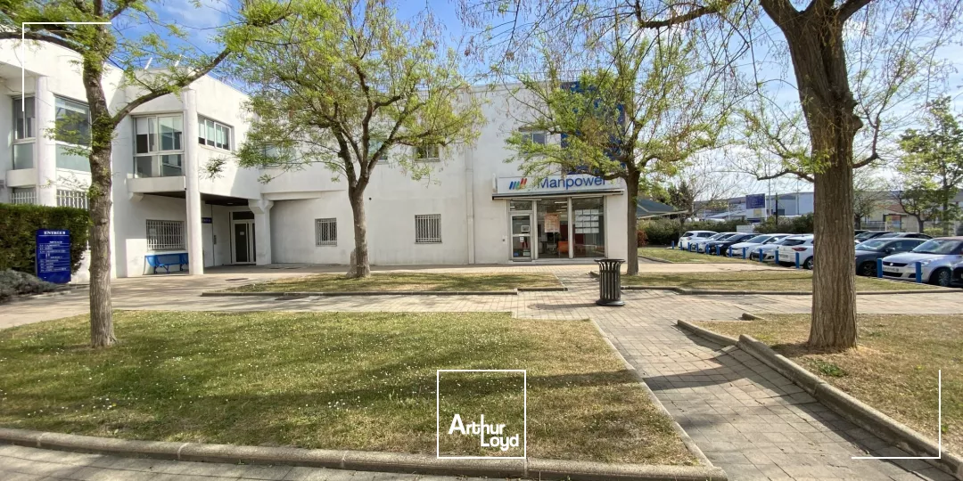 SURFACE EN RDC AVEC ENSEIGNE ET PLACES DE PARKING COMMUNES