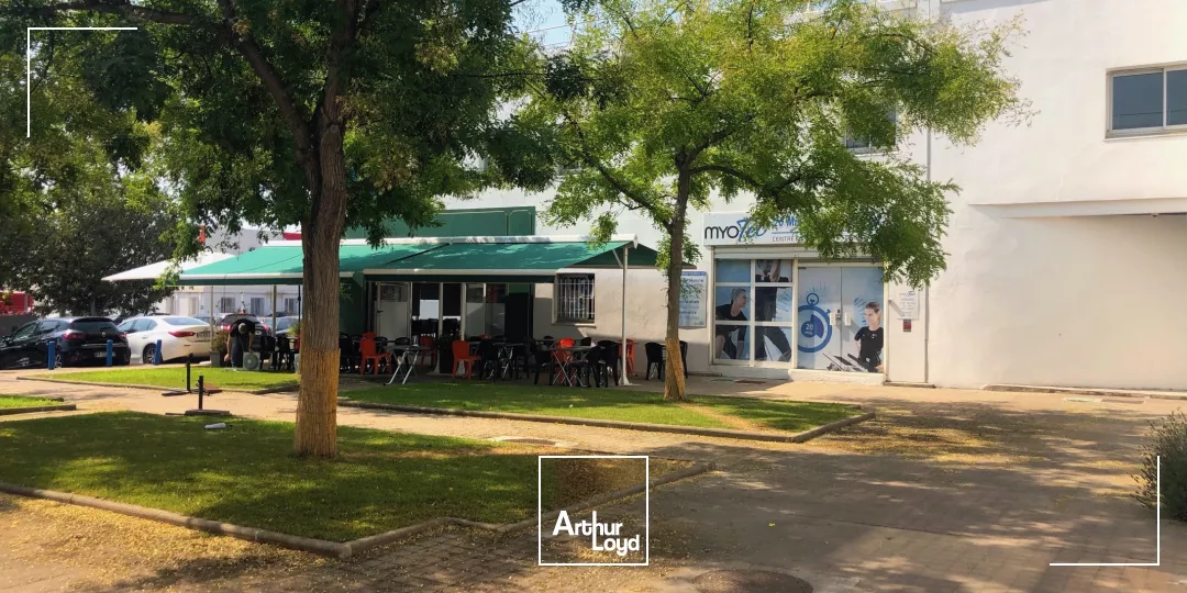 SURFACE EN RDC AVEC ENSEIGNE ET PLACES DE PARKING COMMUNES