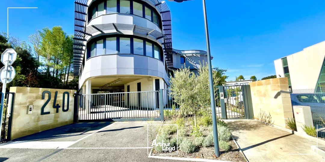 Rare à la location dans le Pôle d'activités: un immeuble neuf avec de belles prestations.