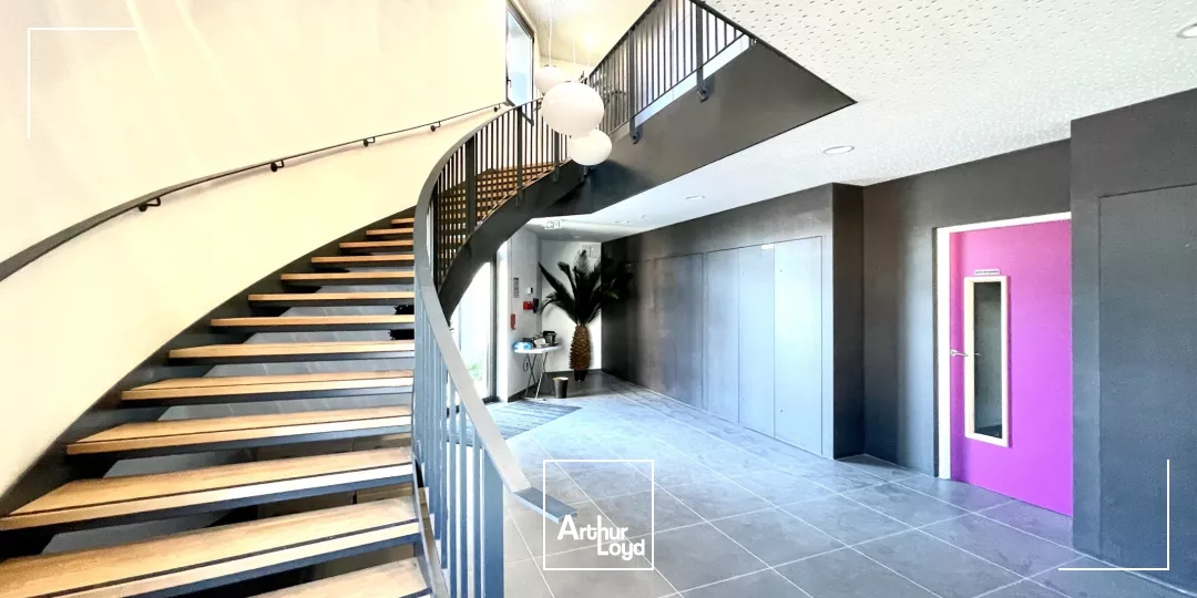 Rare à la location dans le Pôle d'activités: un immeuble neuf avec de belles prestations.