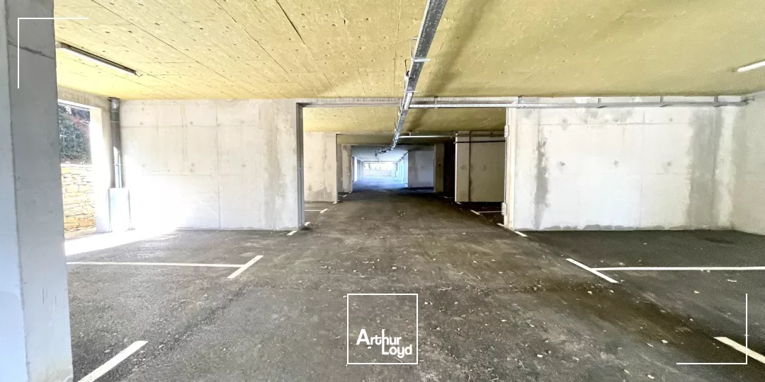 Rare à la location dans le Pôle d'activités: un immeuble neuf avec de belles prestations.