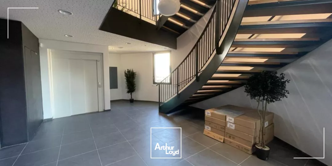 Rare à la location dans le Pôle d'activités: un immeuble neuf avec de belles prestations.