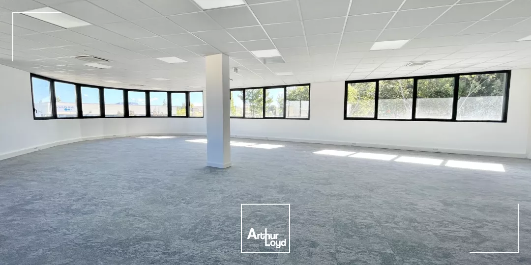 Rare à la location dans le Pôle d'activités: un immeuble neuf avec de belles prestations.