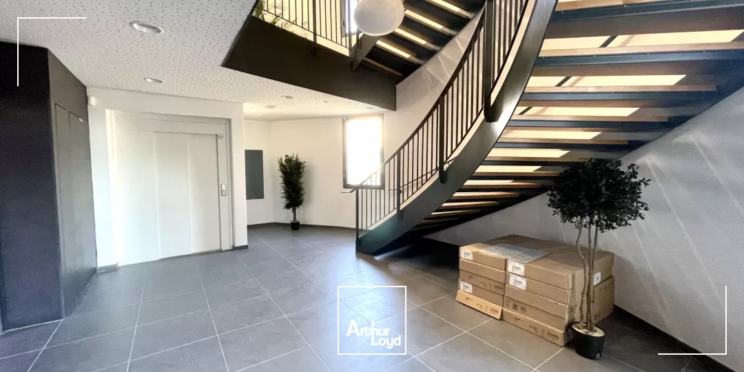 Rare à la location dans le Pôle d'activités: un immeuble neuf avec de belles prestations.