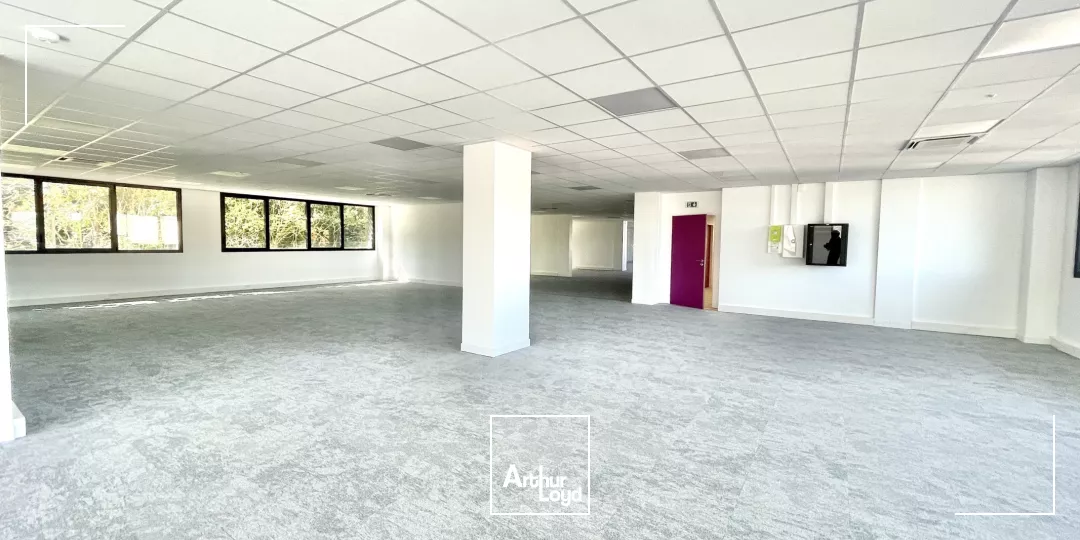 Rare à la location dans le Pôle d'activités: un immeuble neuf avec de belles prestations.