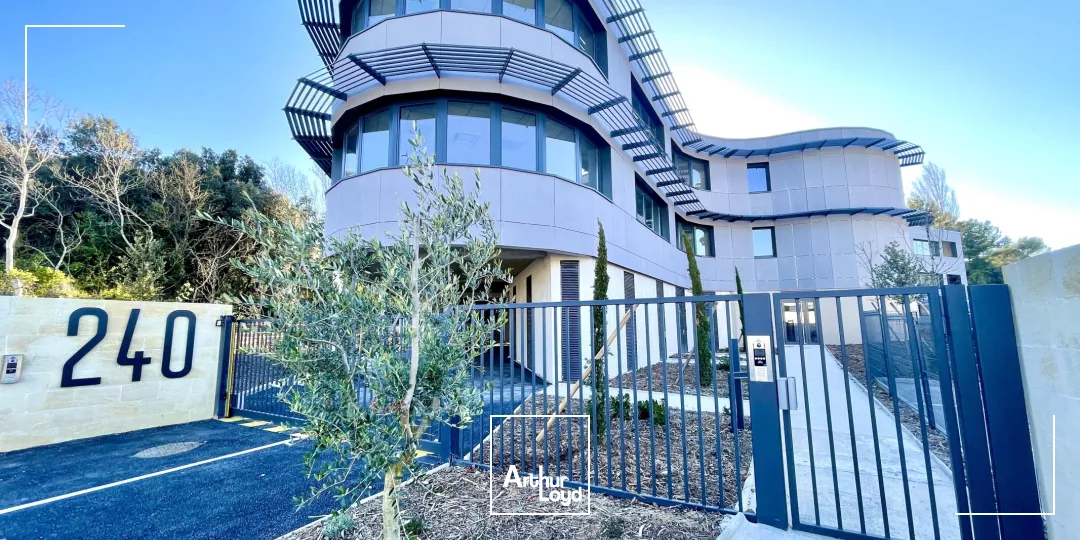 Rare à la location dans le Pôle d'activités: un immeuble neuf avec de belles prestations.