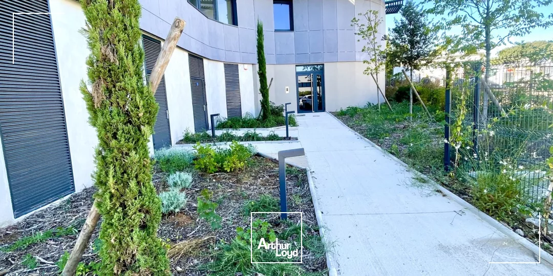 Rare à la location dans le Pôle d'activités: un immeuble neuf avec de belles prestations.