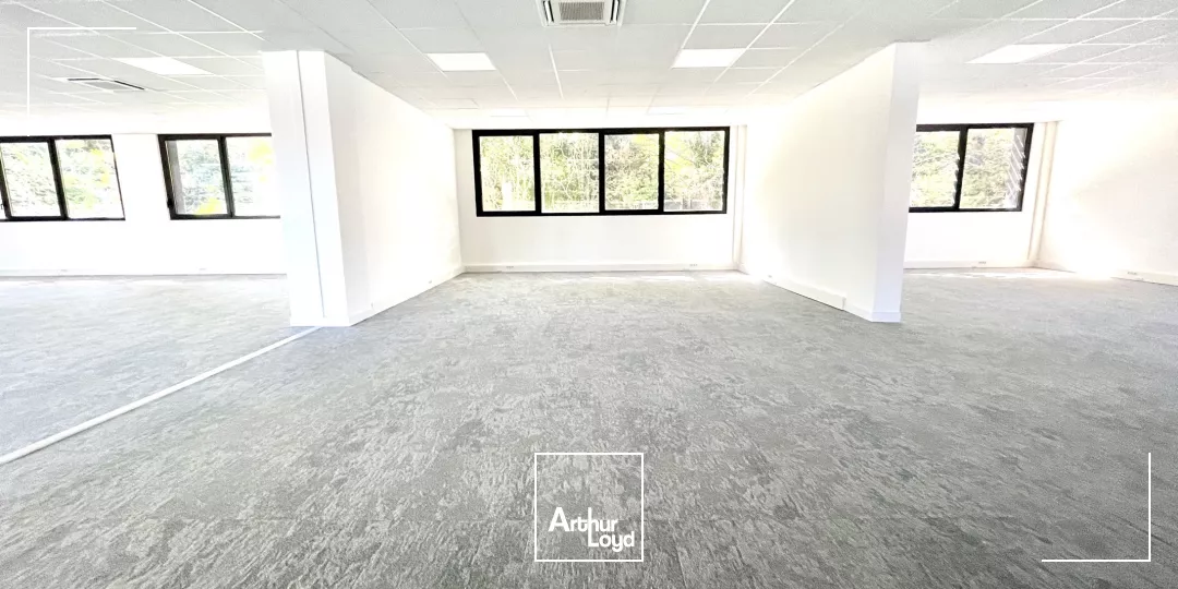 Rare à la location dans le Pôle d'activités: un immeuble neuf avec de belles prestations.