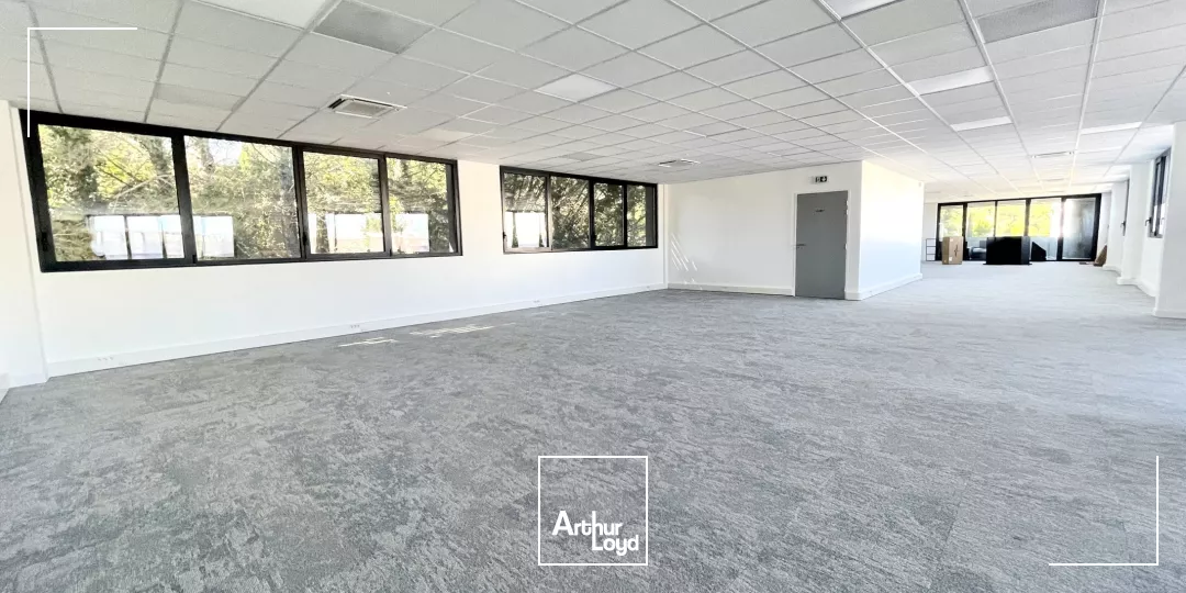 Rare à la location dans le Pôle d'activités: un immeuble neuf avec de belles prestations.
