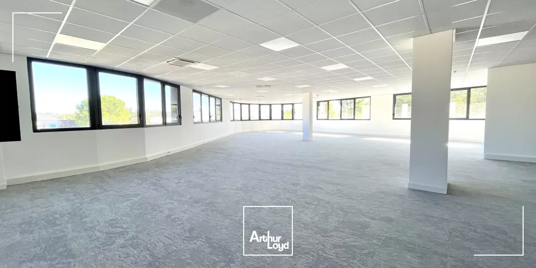 Rare à la location dans le Pôle d'activités: un immeuble neuf avec de belles prestations.