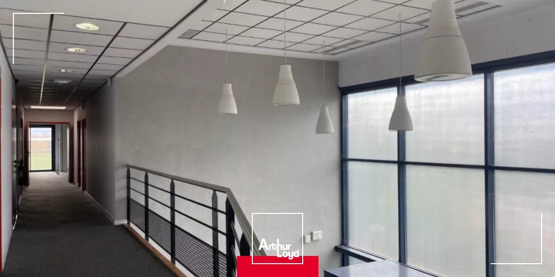 A LOUER Espace de 1355 m2 de bureaux à GENAY