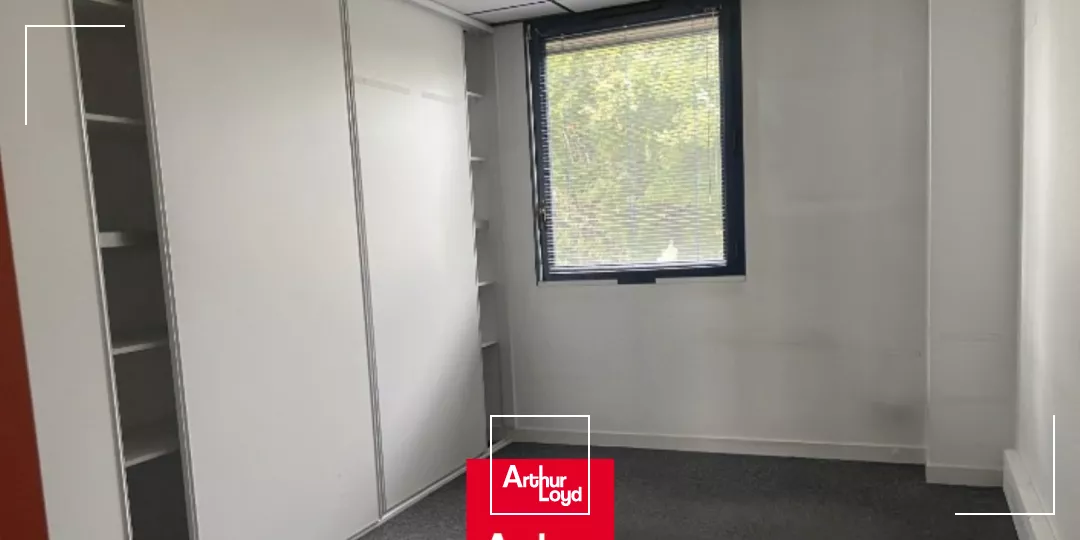 A LOUER Espace de 1355 m2 de bureaux à GENAY