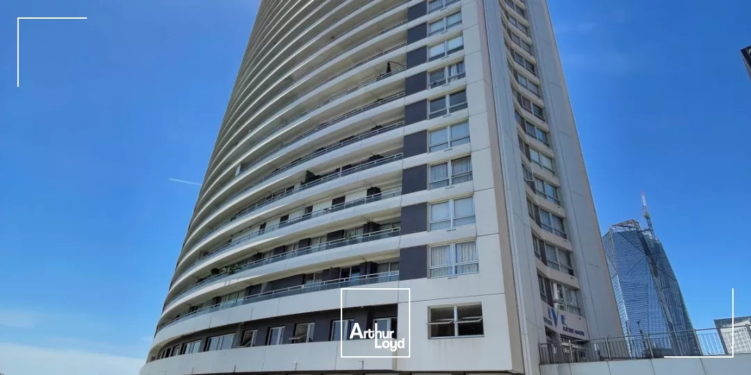 Bureaux avec terrasse à acquérir - Accès direct au Parvis de la Défense - Belle opportunité