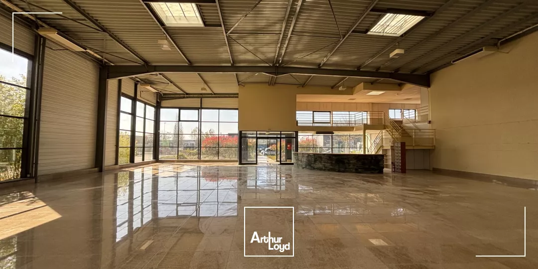 Bâtiment mixte à usage d'activités ou de commerce à louer - 1 068 m2 - Grande aire de stockage extérieure de 1 200 m2.