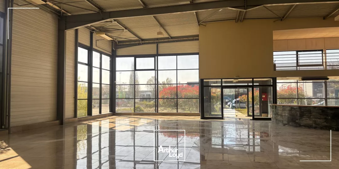 Bâtiment mixte à usage d'activités ou de commerce à louer - 1 068 m2 - Grande aire de stockage extérieure de 1 200 m2.